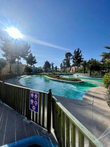 Bazén v ubytování Amplio departamento en Mirasol nebo v jeho okolí