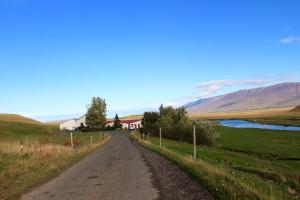 polna droga na polu obok rzeki w obiekcie Saurbær Apartment w mieście Varmahlíð