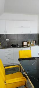 Kuchyň nebo kuchyňský kout v ubytování Apartmani Romansa Perucac