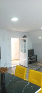 TV a/nebo společenská místnost v ubytování Apartmani Romansa Perucac