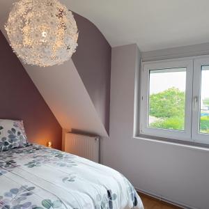 ein Schlafzimmer mit einem Bett und einem großen Fenster in der Unterkunft La maison d'à côté in Montreuil-sur-Mer + 43 Fotos