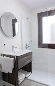 une salle de bain blanche avec lavabo et douche dans l'établissement Venta de Terreros, à San Juan de los Terreros