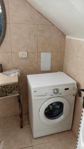 a washer and dryer in a small room at Maison typiques (houche) avec piscine in Houmt Souk