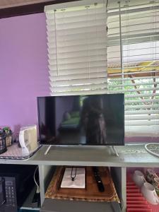 TV a/nebo společenská místnost v ubytování Bungalow chez Josi, bord de mer privé