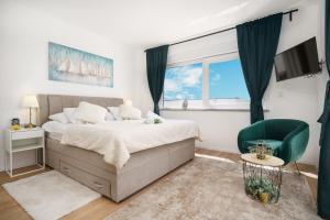 En eller flere senge i et værelse på Exclusive New House w private pool