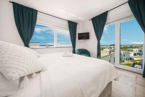 En eller flere senge i et værelse på Exclusive New House w private pool