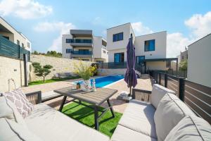 Swimmingpoolen hos eller tæt på Exclusive New House w private pool