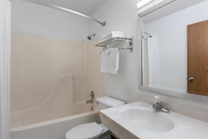 Bagno di Super 8 by Wyndham Grapevine/DFW Airport Northwest