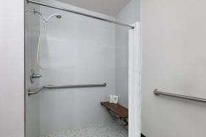 Bagno di Super 8 by Wyndham Grapevine/DFW Airport Northwest