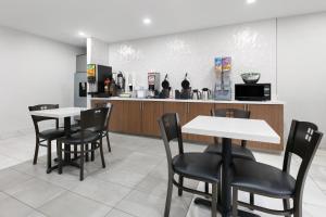 Restaurace v ubytování Super 8 by Wyndham Grapevine/DFW Airport Northwest