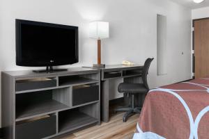 TV o dispositivi per l'intrattenimento presso Super 8 by Wyndham Grapevine/DFW Airport Northwest