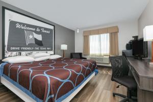 Letto o letti in una camera di Super 8 by Wyndham Grapevine/DFW Airport Northwest