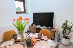 Un comedor con una mesa con televisión. en Apartman Jame, en Buzet