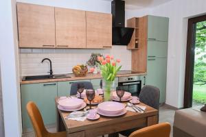 Una cocina con una mesa con platos y copas de vino. en Apartman Jame, en Buzet