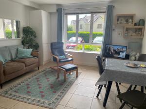 Posezení v ubytování Oranmore Apartment on the Wild Atlantic Way