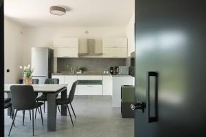 Imagen de la galería de palm easy sirmione luxury, en Sirmione