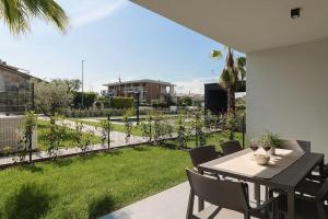 Imagen de la galería de palm easy sirmione luxury, en Sirmione
