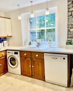 Kuchyň nebo kuchyňský kout v ubytování Tythe Barn Cottage + 36 fotografií