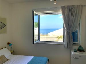巴里12 Passi dal Mare的一间卧室，窗户可以欣赏到海景。