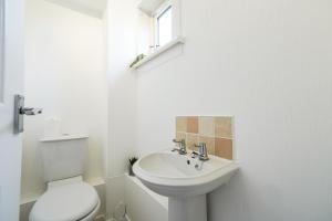 Gallery image of Livingston 4 Bed + Car Space in Livingston +11 photos