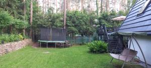 ein Hof mit einer Tischtennisplatte und einem Zaun in der Unterkunft Domek letniskowy nad jeziorem, Mazury in Teerau