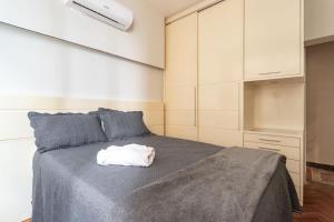 Postel nebo postele na pokoji v ubytování APT com vista em Copacabana Posto 3