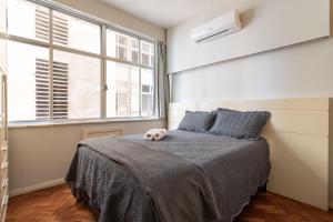 Postel nebo postele na pokoji v ubytování APT com vista em Copacabana Posto 3