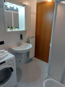 キエーザ・イン・ヴァルマレンコにあるLa Terrazza Apartmentの洗濯機と洗面台を備えたバスルーム +16枚の写真