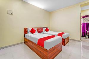 Llit o llits en una habitació de OYO Flagship Hotel Ayodhya