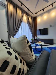 sala de estar con sofá y almohadas en Youth City Nilai, en Nilai 16 fotos más
