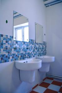 スィクティフカルにあるPullman Hostelのバスルーム(洗面台、トイレ、鏡付)