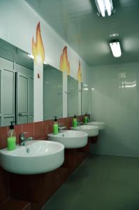 スィクティフカルにあるPullman Hostelのバスルーム(洗面台3つ、大きな鏡付)