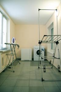 スィクティフカルにあるPullman Hostelの洗濯機、乾燥ラックが備わる客室です。