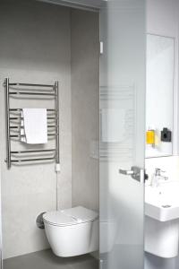 a bathroom with a toilet and a sink at Hotel Boutique Aquarel in Zalău