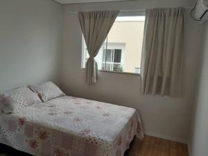 Krevet ili kreveti u jedinici u okviru objekta Apartamento 1 quarto próximo ao Aeroporto, e Orla de Camburi