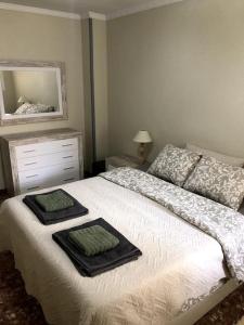 Un dormitorio con una cama con dos bandejas encima. en Manda Pola, en Santa Pola