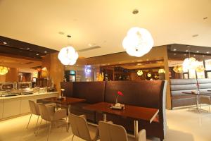 海口市にあるJinjiang Inn Haikou Guomao Jinlong Roadのダイニングルーム、キッチン(テーブル、椅子付)