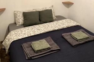 una cama con dos almohadas encima en Manda Pola, en Santa Pola