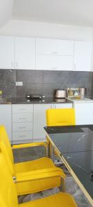 Kuchyň nebo kuchyňský kout v ubytování Apartmani Romansa Perucac