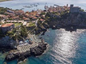 an aerial view of a resort next to the water at B&B Terramare in Montiano