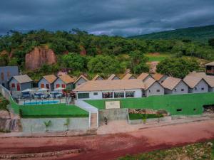 an aerial view of a house with a pool at Pousada Canto do Cedro in Lençóis