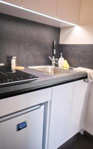 Nhà bếp/bếp nhỏ tại At Jarna in Stara Lesna +13 ảnh