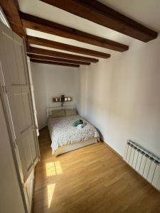 Un dormitorio con una cama y suelo de madera. en Habitacion Privada en APARTAMENTO COMPARTIDO, en Barcelona 2 fotos más