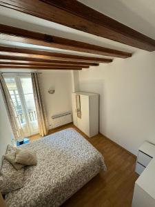 Un dormitorio con una cama y una ventana grande. en Habitacion Privada en APARTAMENTO COMPARTIDO, en Barcelona