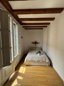 Un dormitorio con una cama con techo de madera. en Habitacion Privada en APARTAMENTO COMPARTIDO, en Barcelona