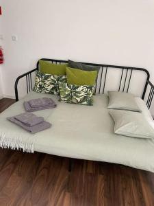 un sofá con almohadas en la parte superior de un suelo de madera en RS AL Cruz Quebrada, en Cruz Quebrada