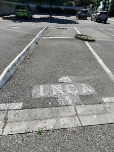 Appartement cosy piscine plage 2 pièces في فريجوس: شارع فارغ مع وجود علامة خروج على الطريق