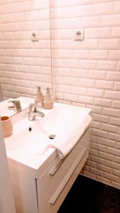 Un baño blanco con lavabo y espejo. en Drzewna Apartamenty-Kupiecka 40, en Zielona Góra 18 fotos más
