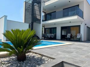 Basen w obiekcie Villa Korina , Pomer lub w pobliżu