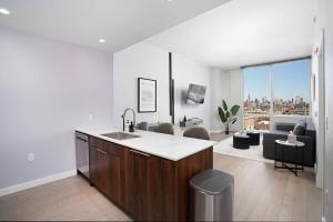 Fotografie z fotogalerie ubytování Empire State View - Luxury Apt with Pool - Shuttle to NYC v destinaci Hoboken